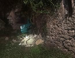 Crolla una parete in pietra nel centro storico
