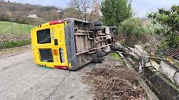 Si ribalta uno scuolabus, ferito un bambino a bordo