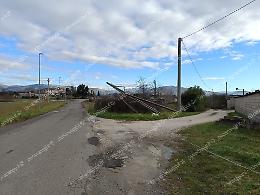 Il traliccio in bilico cede e sbarra la strada