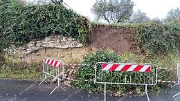 Crolla un tratto di muro: transenne sulla strada