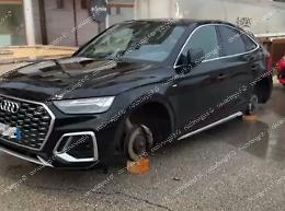 Auto sui mattoni: raid notturno di ladri di pneumatici