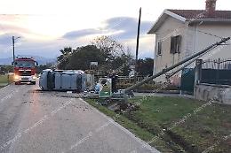 Esce fuori strada e si ribalta: paura per una donna in via Montello 