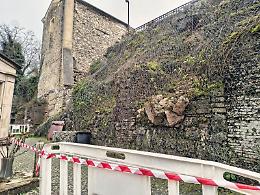 Cadono massi al cimitero. I danni causati dal maltempo