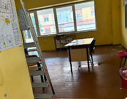 A scuola con ombrello e cappotto