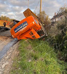 Escavatore si ribalta in una scarpata: paura a San Lucio per un uomo
