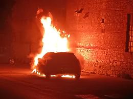 Accosta l'auto e scoppia l'incendio: paura per un uomo
