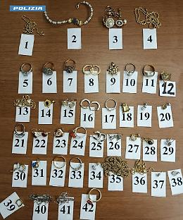 Gioielli e abbigliamento della GdF in auto: denunciati due truffatori