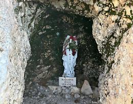 Danneggiata la statua della Madonna 