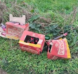 Cartoni e vetri in strada: allarme rifiuti in via Sferracavalli