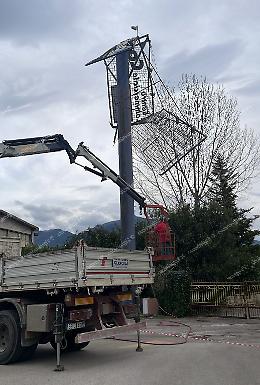 Allarme maltempo. Raffiche di vento, crollano alberi e insegne 