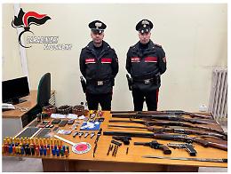 Blitz dei carabinieri: cocaina e arsenale nascosti in casa