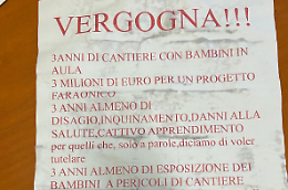 Manifesti contro il cantiere adiacente alla scuola: individuato l'autore