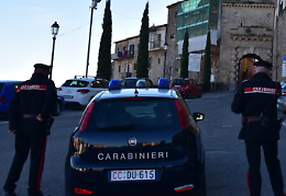 Viola l'obbligo di dimora e finisce ai domiciliari