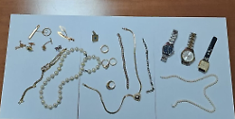 Truffano un'anziana e fuggono in auto: arrestati