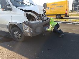 Tamponamento fra autocarri all'uscita dal casello