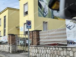 Manifesti abusivi alla scuola Pio Di Meo: scontro tra opposizione e sindaco sui lavori