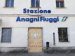 Stazione, ingresso chiuso con un pannello di legno: degrado e sicurezza a rischio