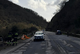 Paura sulla superstrada: un masso finisce sulla carreggiata