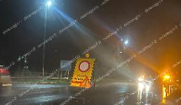 Masso sulla carreggiata: chiusa la superstrada 630