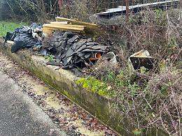 Rubano attrezzature e abbandonano rifiuti pericolosi: doppio danno in un deposito