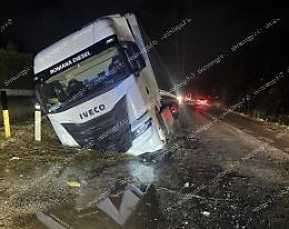 Incidente sulla Morolense: camion esce fuori strada  