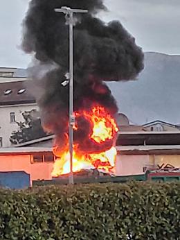 Sora, rogo all&rsquo;ecocentro: nube nera visibile per chilometri