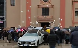 Commosso addio alla diciassettenne morta dopo un volo dal terrazzo