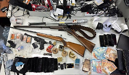 In casa con armi e droga: un uomo arrestato e due denunciati