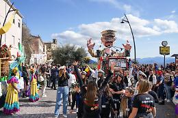 Carnevale Monticiano, carri, maschere e street food