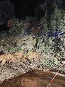 Frana sulla strada provinciale in via Castello