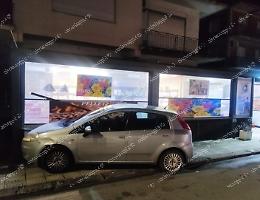 Paura in via Napoli: perde il controllo dell'auto e finisce contro una vetrina