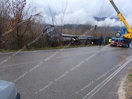 Perde il controllo del tir e finisce fuori strada