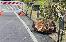 Cade un masso da una parete rocciosa: finisce su un'auto 
