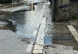 Strade allagate, disagi anche per i pedoni. L'appello