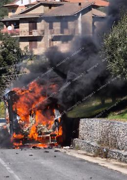 Furgone avvolto dalle fiamme. Momenti di paura per il conducente