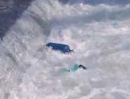 Una bombola di gas nel fiume: intervengono i vigili del fuoco