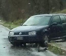 Perde il controllo dell'auto ed esce fuori strada