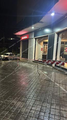 Crolla la cornice da uno stabile residenziale. Paura a Cassino