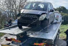 Auto esce di strada e si ribalta