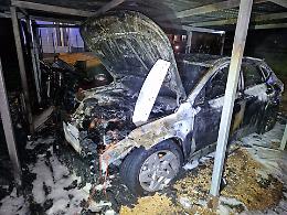 Auto in fiamme nella notte