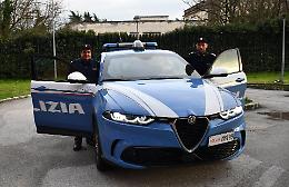 Tenta di gettarsi dalla finestra: salvata da due poliziotti