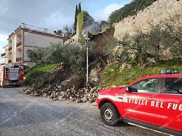 Crolla una parte della cinta muraria medievale, ordinanza di chiusura della strada