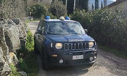 Minaccia di buttarsi dal tetto: salvato dai carabinieri