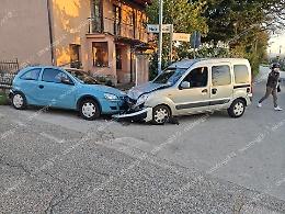Incidente tra due auto in via Latina: una donna finisce in ospedale 