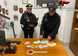 Ventenne arrestato con crack e cocaina: sequestrati droga e 2.500 euro in contanti