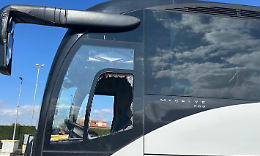 Sassaiola contro l&rsquo;autobus dei tifosi del Frosinone