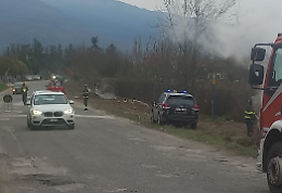 In fiamme i rifiuti abbandonati sullo stradone Asi