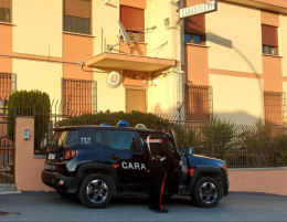 Minaccia la moglie con un coltello, lei chiama i carabinieri. Arrestato