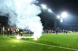 Petardo dal settore ospiti in Frosinone-Pescara: feriti due vigili del fuoco