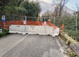 Strada chiusa per gli smottamenti. La Provincia accelera per riaprirla